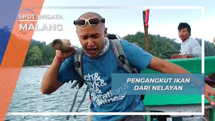 Pengangkut Ikan dari Nelayan Pantai Sendang Biru, Malang