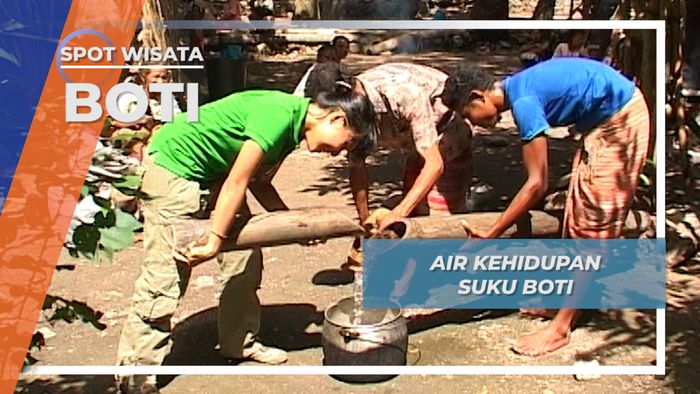 Cari Air dam Membawanya Dalam Batang Bambu, Kehidupan Suku Boti Pulau Timor 