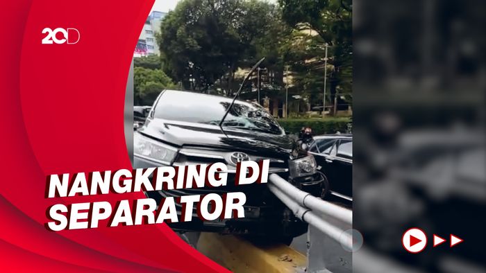 Mobil Tabrak Separator di Gatsu, Tertusuk Besi Pembatas