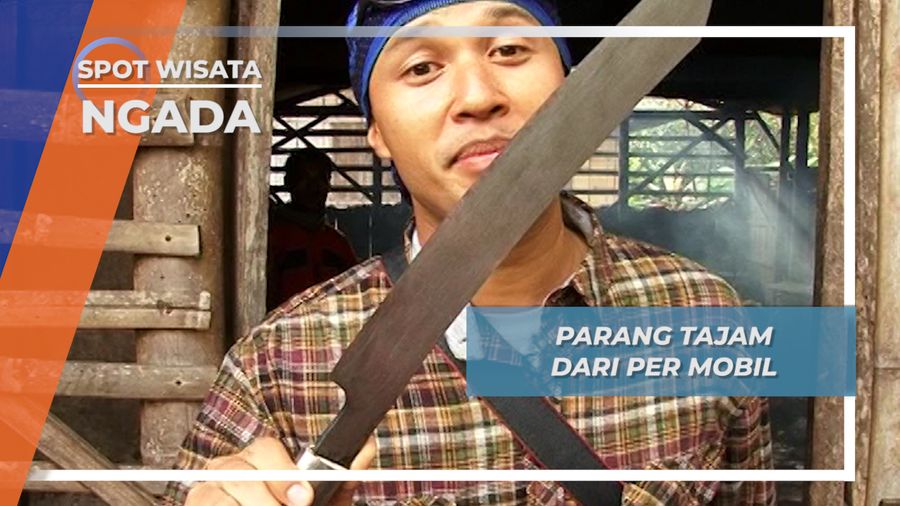 Menguji Ketajaman Parang Buatan Warga Ratogesa, Wogo Baru, Ngada, Flores