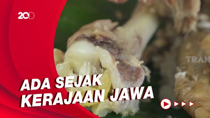 Melihat Proses Pembuatan Ayam Ingkung Jogja yang Melegenda