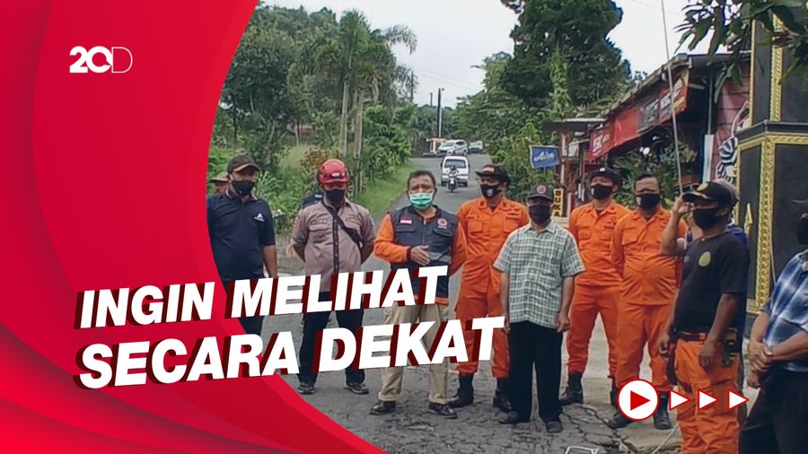 Banyak Pengunjung Berburu Lelehan Lava Pijar Gunung Merapi