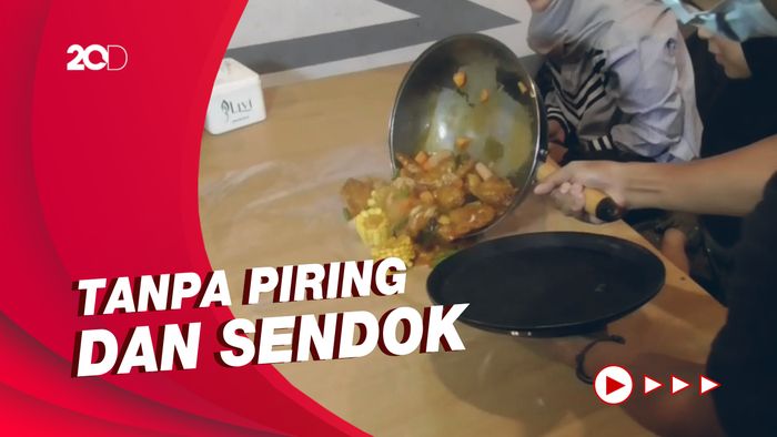 Cara Unik Menyantap Ayam Goreng Tumpah