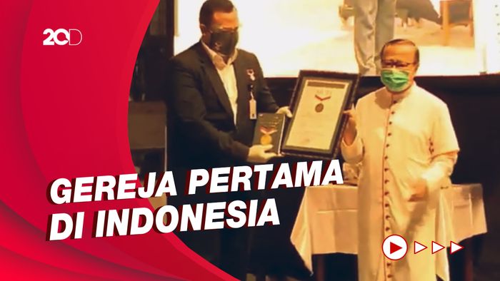 Gunakan PLTS, Gereja Katedral Jakarta Diganjar MURI