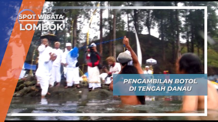 Pengambilan Botol Air Suci Mulang Pakelem dari Dalam Danau Segara Anak Lombok