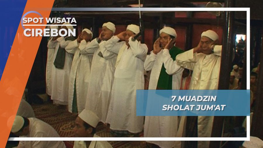 Tujuh Muadzin Adzan Bersamaan di Masjid Agung Sang Cipta Rasa Cirebon