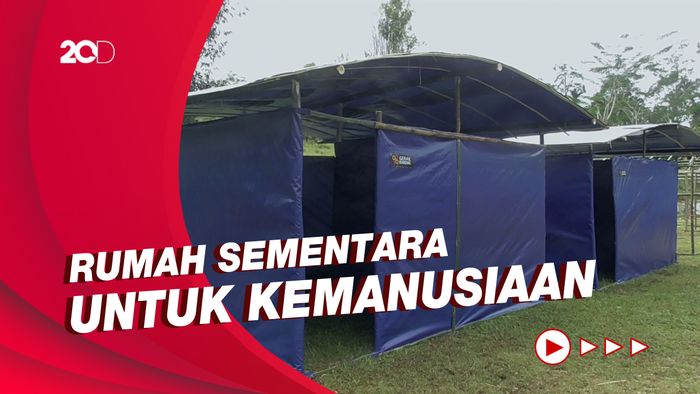 Relawan-Warga Swadaya Bangun Rusuk di Pengungsian Mamuju