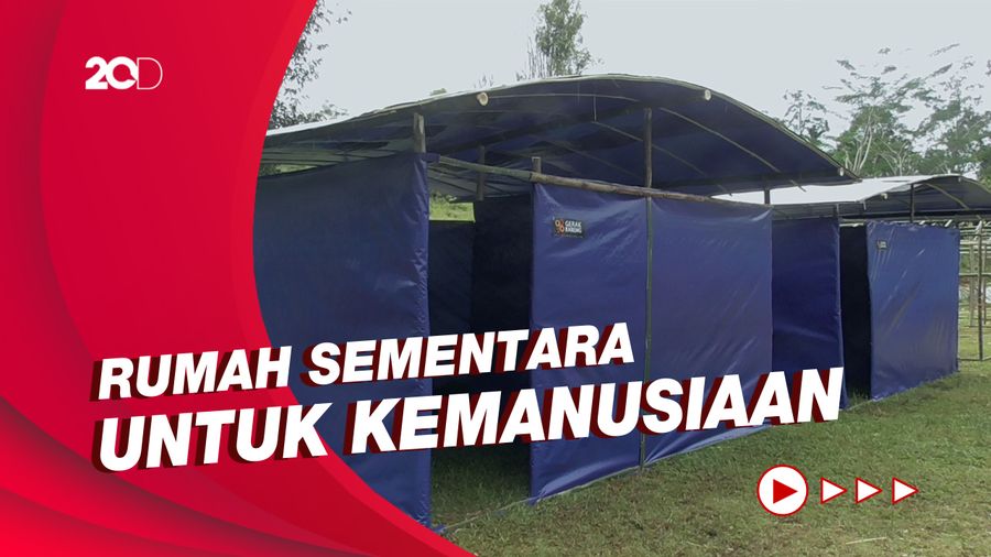 Relawan-Warga Swadaya Bangun Rusuk di Pengungsian Mamuju