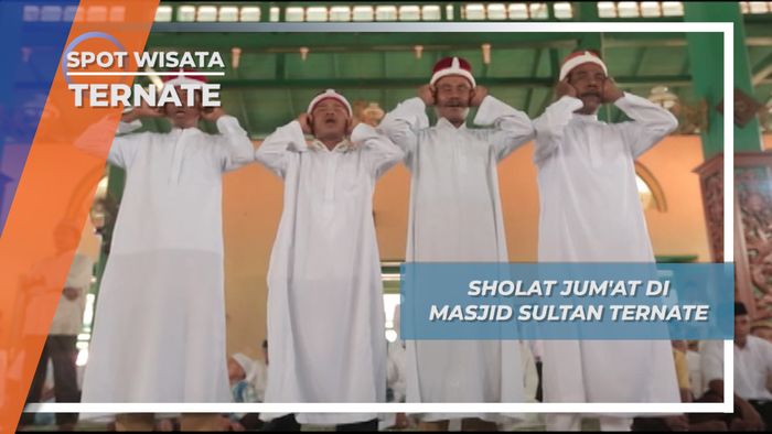 4 Muadzin Mengumandangkan Adzan Salat Jumat, Masjid Sultan Ternate