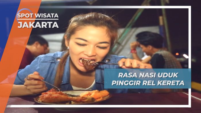 Melahap Asin, Manis, dan Pedasnya Nasi Uduk Pinggir Rel Kereta Jakarta