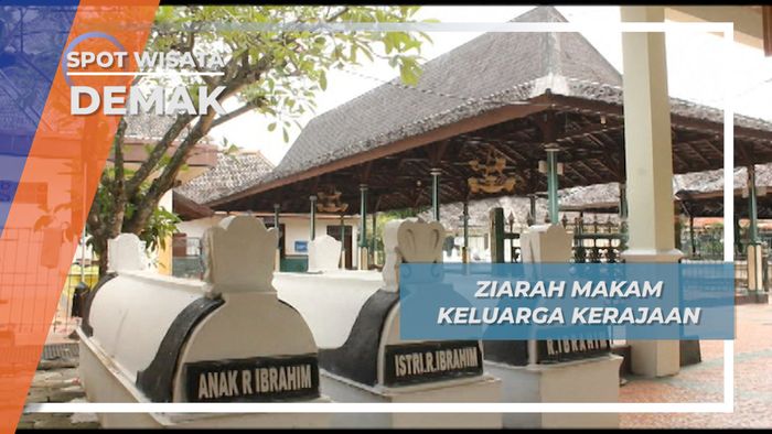 Ziarah Makam Keluarga Kerajaan di Area Masjid Agung Demak