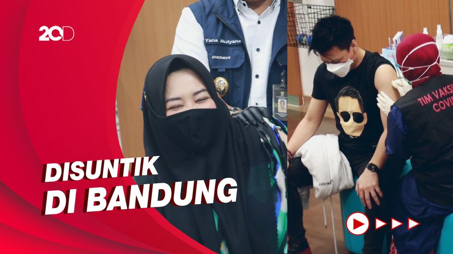 Ariel Noah dan Risa Saraswati Sama-sama Santai Divaksinasi Tahap II