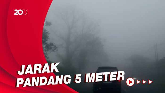 Kawasan Puncak Diselimuti Kabut Tebal