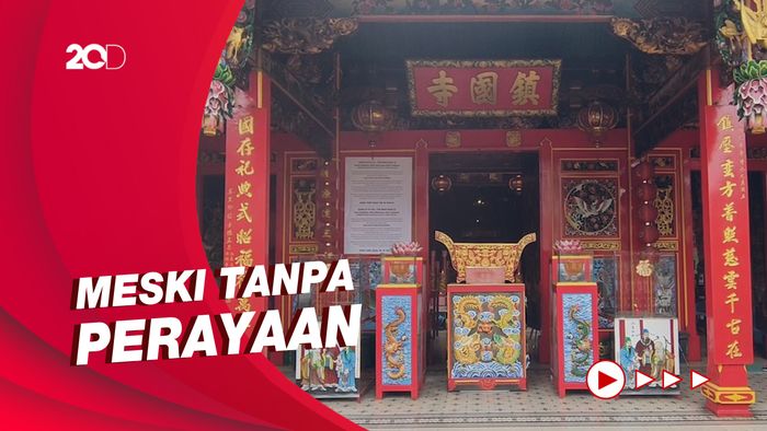 Melihat Persiapan Imlek Kelenteng Tertua di Indonesia