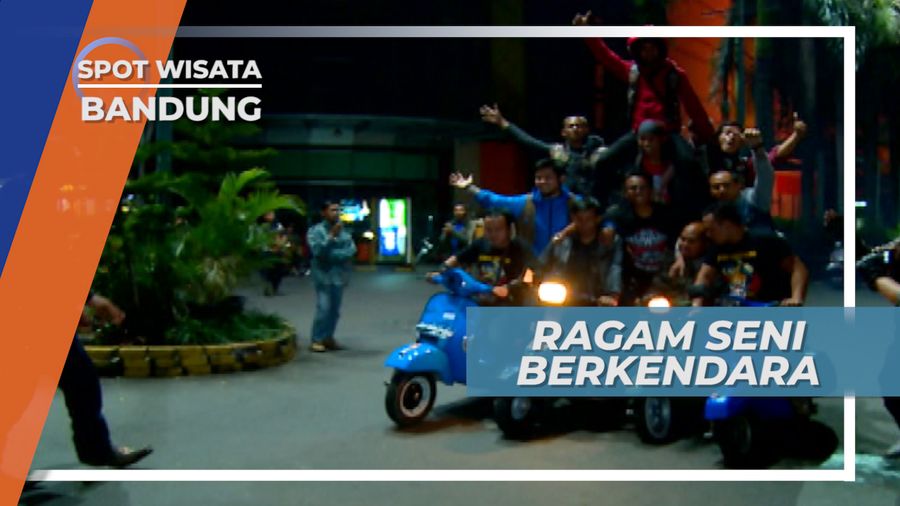 Formasi 4 Vespa Ditumpangi 16 Orang, Atraksi Scooter Bandung