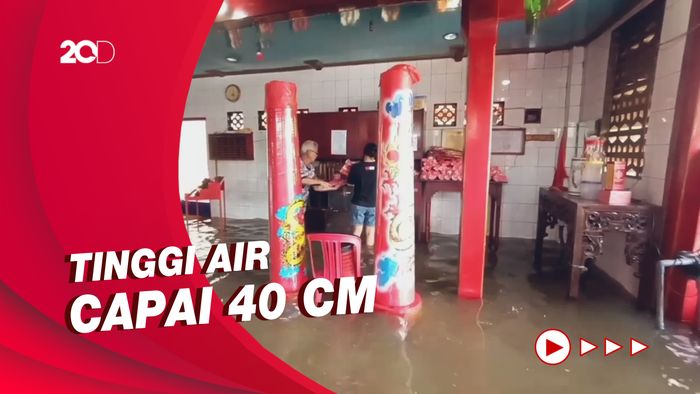 Pembersihan Patung Dewa di Kelenteng Kudus yang Terimbas Banjir