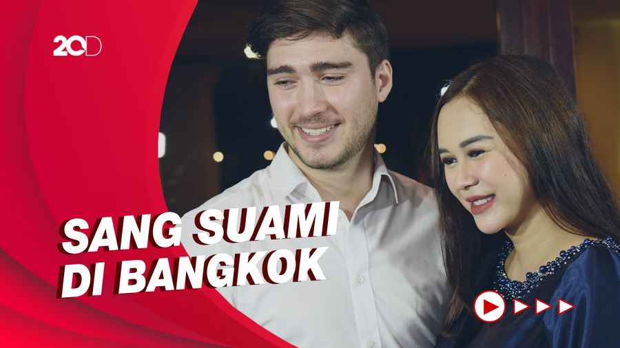 Aura Kasih Cerai Karena Nggak Mau LDR