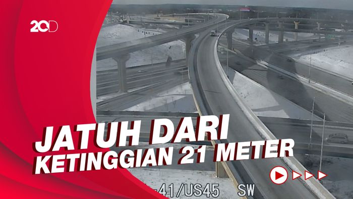 Kendaraan Terjun Bebas dari Jalan Layang, Pengemudi Selamat