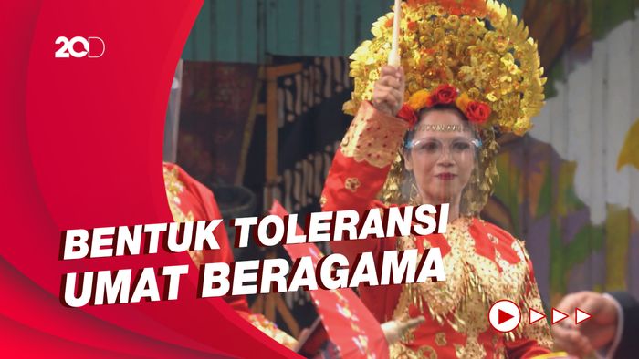 Sambut Tahun Baru Imlek, Warga Solo Berpakaian Adat