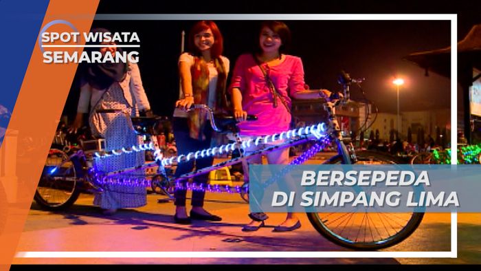 Bersepeda Lampu Saat Malam Hari di Simpang Lima Semarang