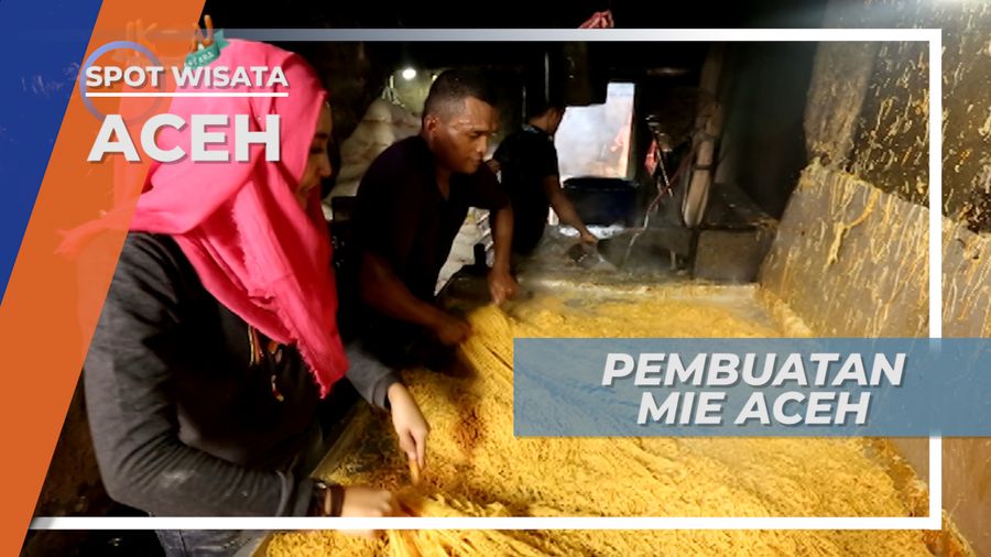 Mie Aceh, Mie kuning Tebal Dengan Taburan Emping Dan Irisan Bawang Merah 