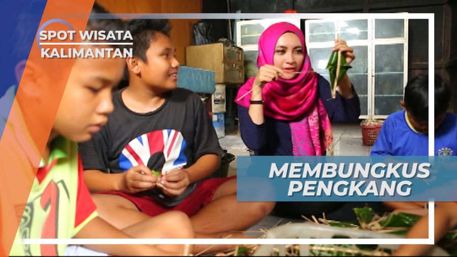 Membungkus Pengkang Dengan Daun Pisang Tua, Kalimantan