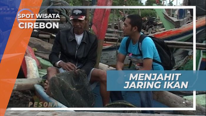 Menambal Jaring Untuk Mendapatkan Udang yang Melimpah Di Laut Cirebon