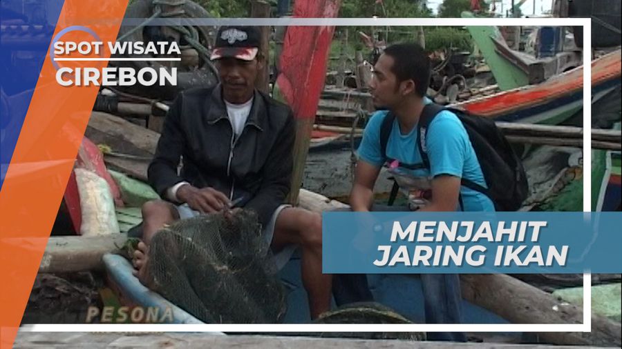 Menambal Jaring Untuk Mendapatkan Udang yang Melimpah Di Laut Cirebon