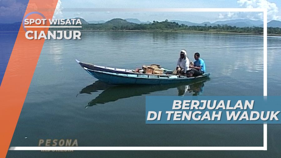 Pedagang Makanan di Atas Perahu di Waduk Cirata, Cianjur