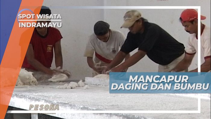 Membuat Adonan Pabrik Kerupuk Desa Kenanga Indramayu