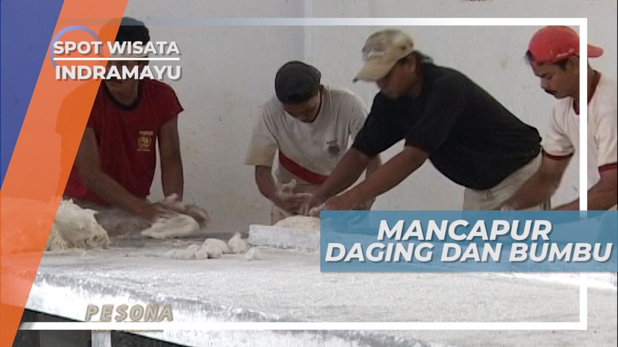 Membuat Adonan Pabrik Kerupuk Desa Kenanga Indramayu
