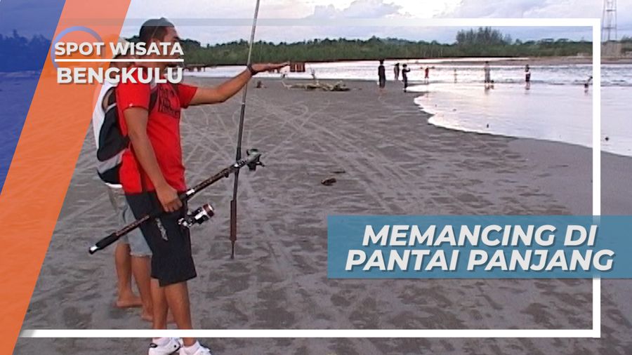 Memancing Ikan Laut di Tepi Pantai Panjang Bengkulu
