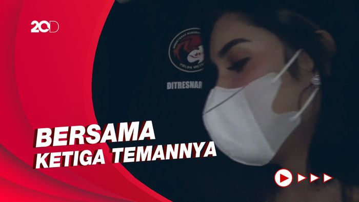 Detik-Detik Millen Cyrus Diamankan Karena Narkoba