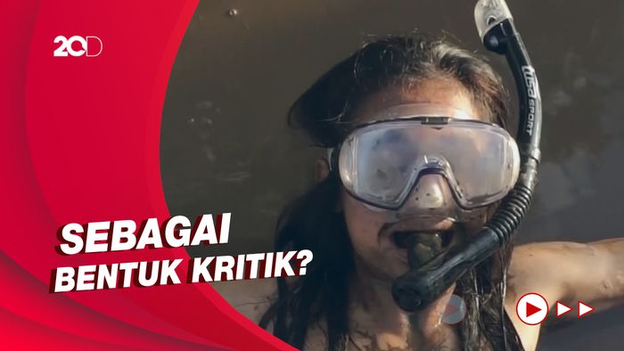 Aksi Seniman Trenggalek Tampilkan Tari Tradisional di Jalan Rusak