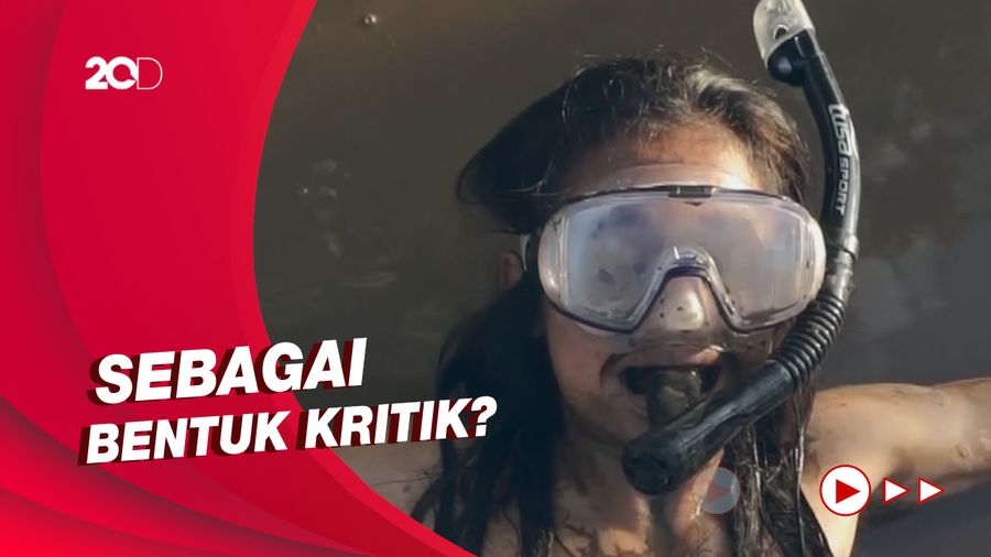 Aksi Seniman Trenggalek Tampilkan Tari Tradisional di Jalan Rusak