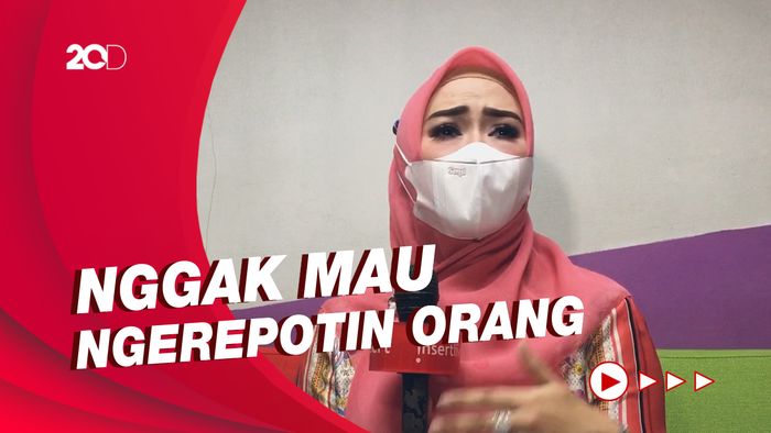 Eddies Adelia Kenang Sosok Almarhumah Rina Gunawan