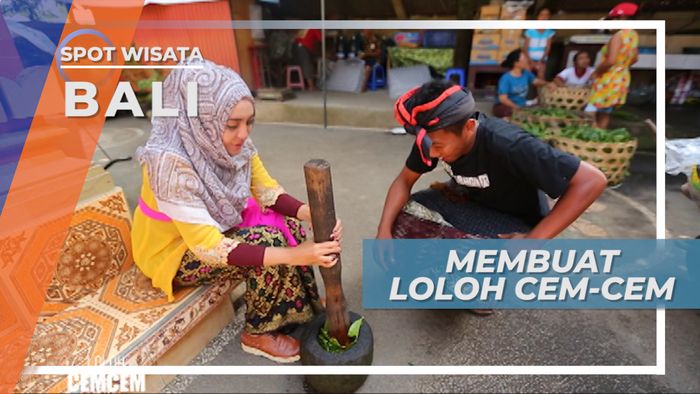 Menumbuk Bahan untuk Membuat Minuman Loloh Cem-cem, Bali