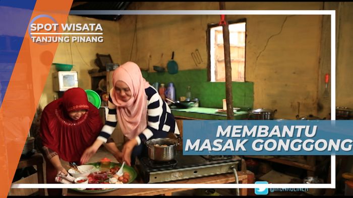 Meracik Bumbu Untuk Memasak Gonggong Hasil Buruan, Tanjung Pinang