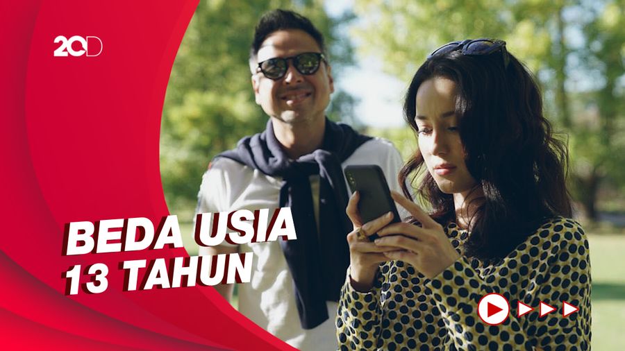 Momen-momen Kemesraan Julie Estelle dan David Tjiptobiantoro