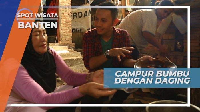Harumnya Terasa, Mencampur Bumbu dengan Daging Kambing, Banten