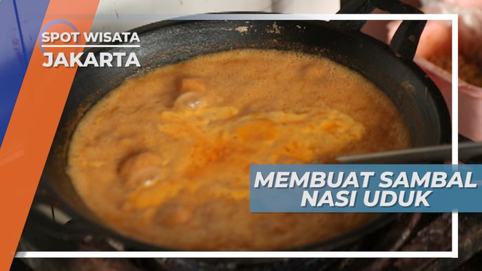 Membuat Sambal Kacang, Sahabat Lekat Nasi Uduk, Jakarta