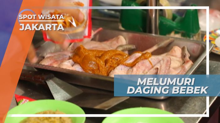 Melumuri Bumbu Pada Daging Bebek Jakarta