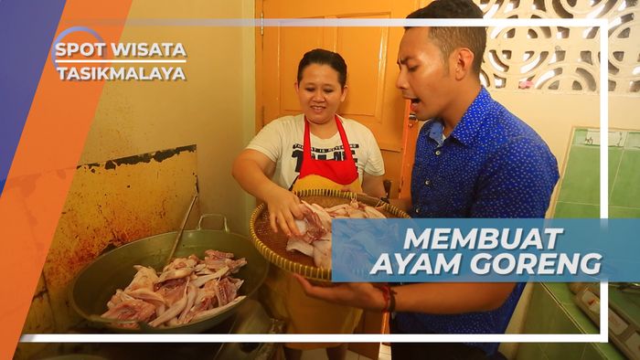 Memasak Ayam Goreng Serundeng dengan Rempah Tradisional, Tasikmalaya