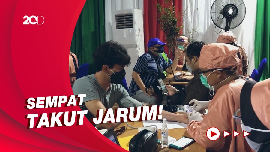 Momen Reza Rahadian Jalani Vaksinasi Tahap Pertama