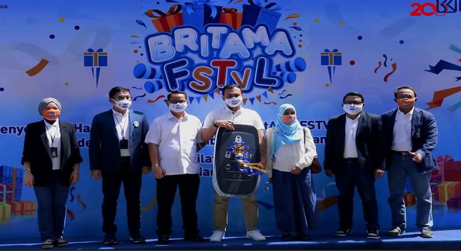 Rajin nabung, Pemuda ini dapat Toyota Vellfire dari Bank BRI