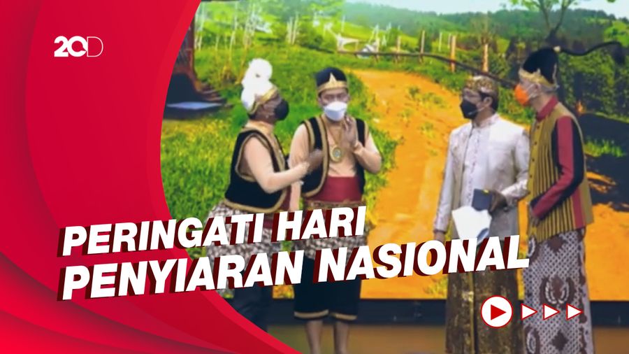 Aksi Ganjar Pranowo dan Johnny G Plate Main Wayang Orang