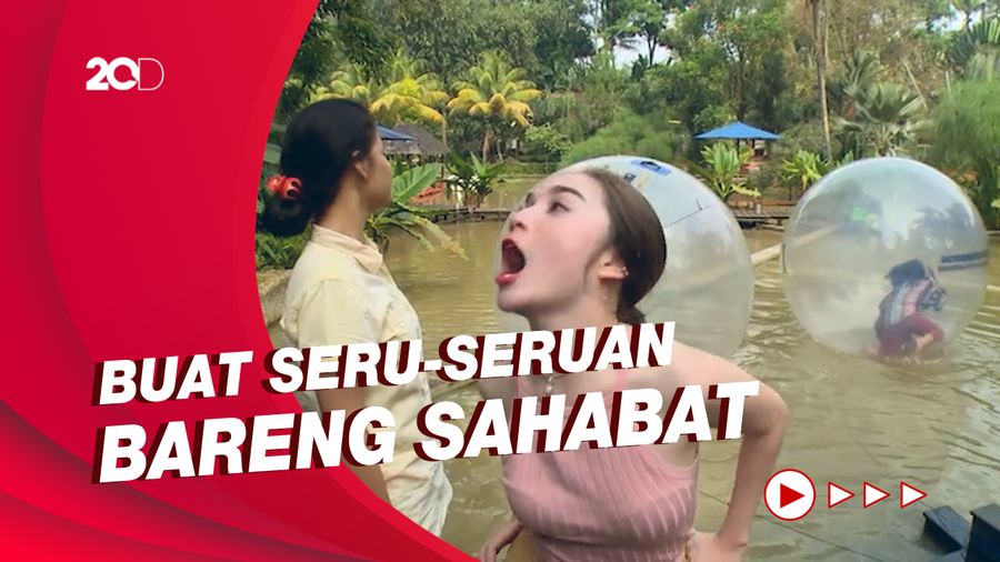 Celebrity on Vacation: Keseruan Main Water Ball Ride di Cianjur