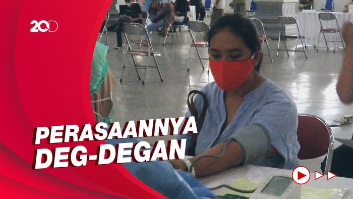 Momen Bu Tejo Tilik Disuntik Vaksin Covid-19