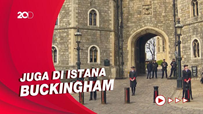 Pangeran Philip Wafat, Warga Letakkan Bunga di Depan Kastil Windsor