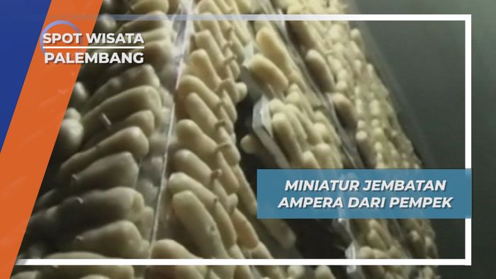 Pempek Penyusun Miniatur Jembatan Ampera Palembang